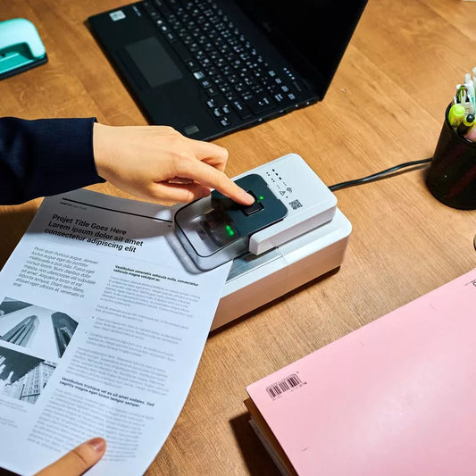 Canon lance le Dégrafeur automatique A1 pour accélérer la numérisation de documents